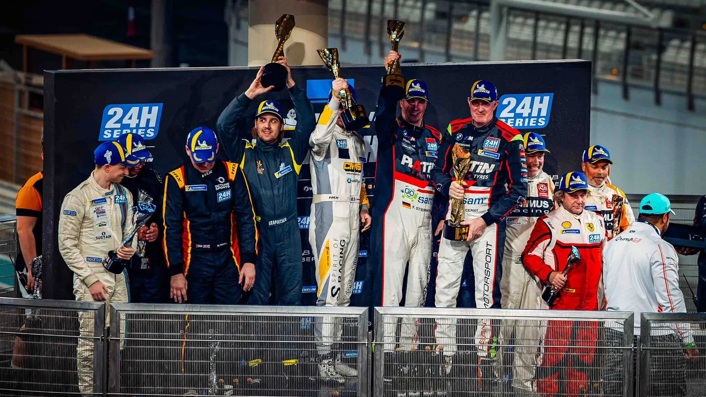Cerny Motorsport auf dem Podium beim GT4-Klassensieg der 6H Abu Dhabi am Yas Marina Circuit
