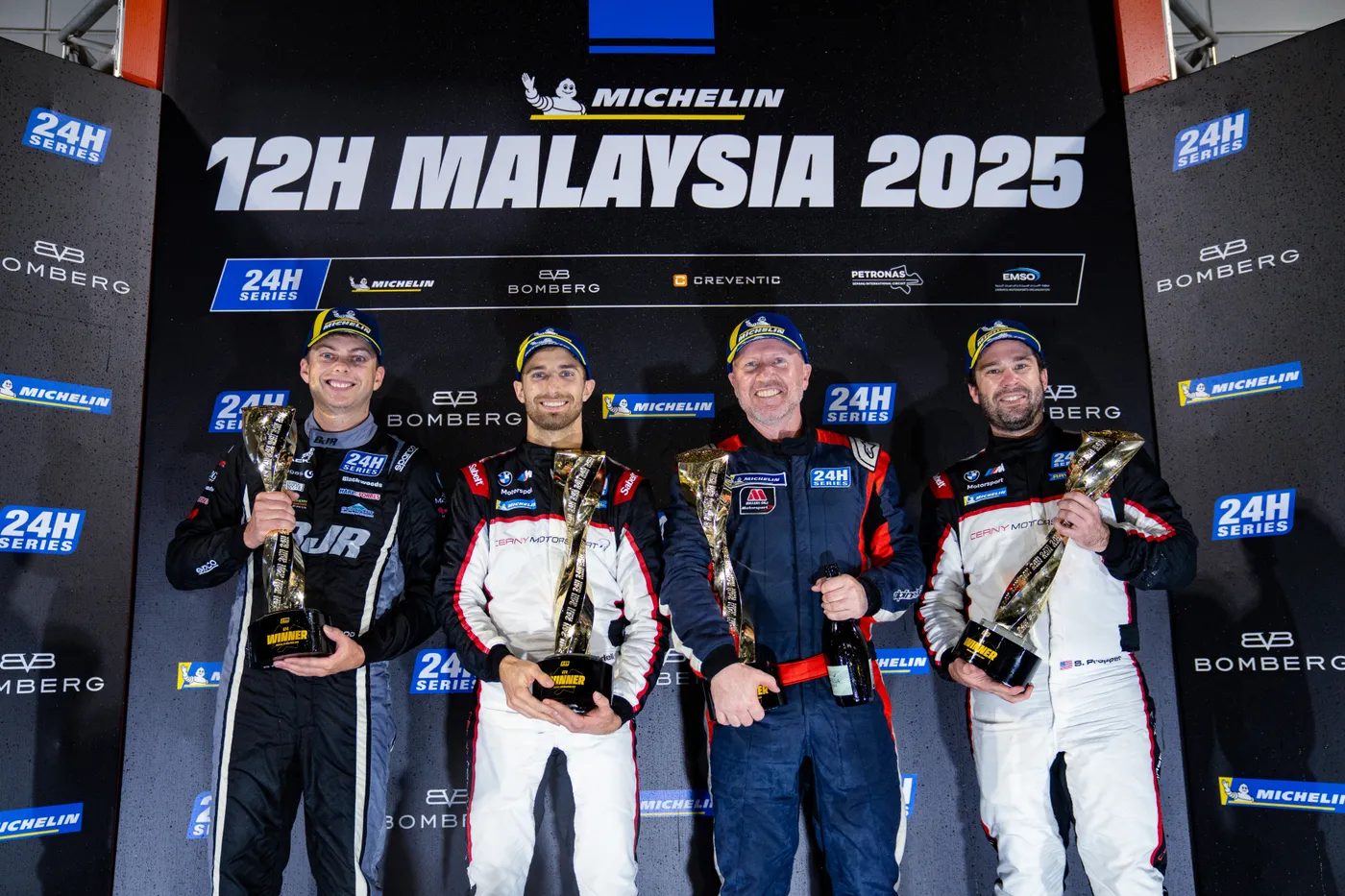Cerny Motorsport auf dem Podium beim GT4-Klassensieg der 12H Malaysia in Sepang