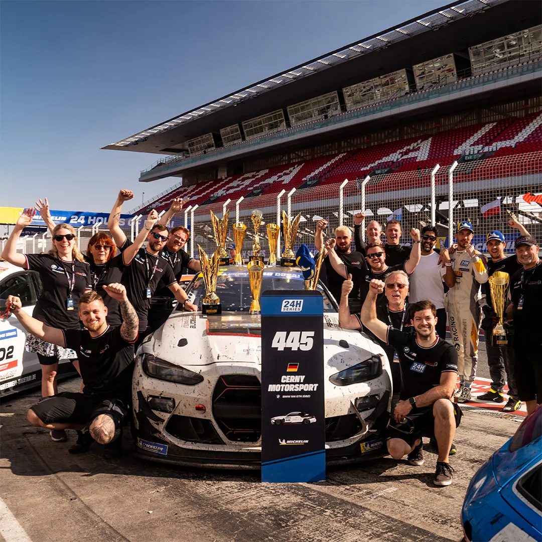 Cerny Motorsport BMW M4 GT4 mit den Siegertrophäen beim GT4-Klassensieg der 24H Dubai