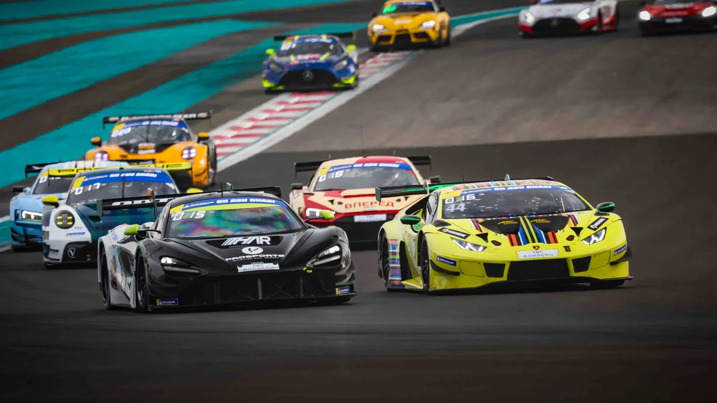 GT-Fahrzeuge der Michelin 24H Series im Rennen auf dem Yas Marina Circuit