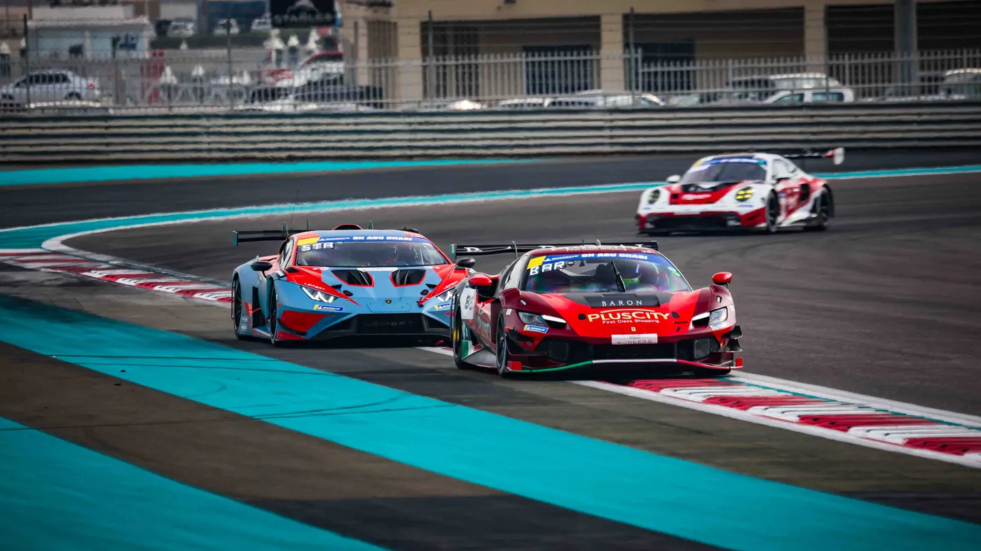GT-Fahrzeuge der Michelin 24H Series auf dem Yas Marina Circuit in Abu Dhabi